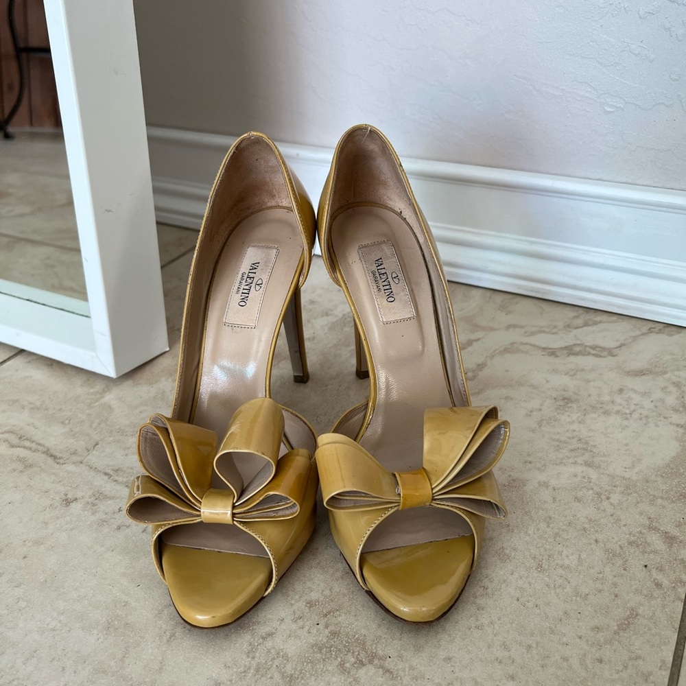 Valentino Mustard Yellow Bow Peep-Toe Heels Shoes - Picture 3 of 8